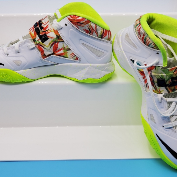 Lebron James Zoom Soldier VII KINGS PRIDE White Black Volt 599264-103 Size 7.5 - Picture 4 of 12